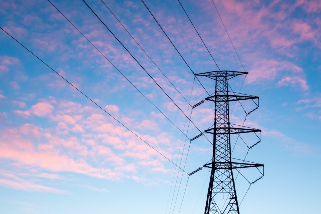 Strommast und pinke Wolken