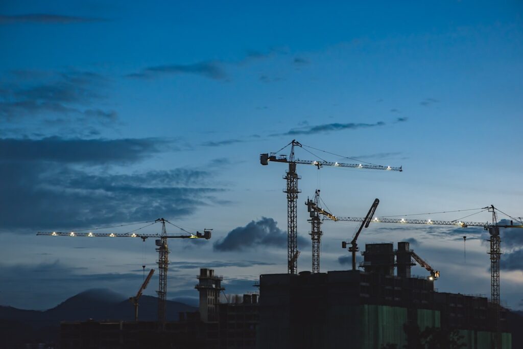 Baukrähne vor dem Himmel am Abend