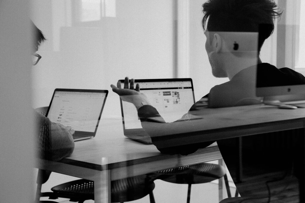 Besprechung mit Laptops