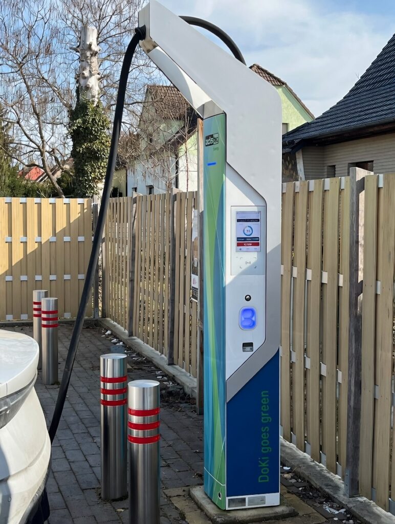 E-Auto-Ladestation - Parkplatz bei Tag